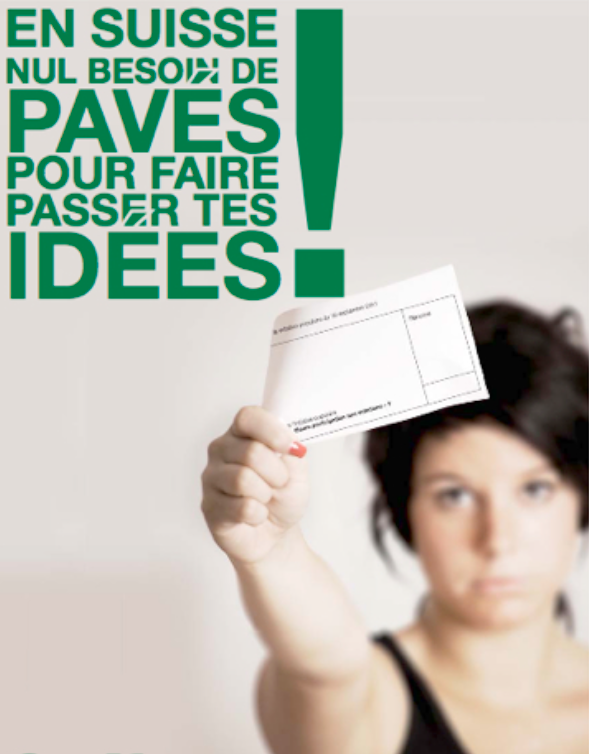 Image d'une campagne pour l'encouragement à voter. Jeune personne brandissant un bulletin de vote. Texte: En Suisse, nul besoin de pavés pour faire passer tes idées.